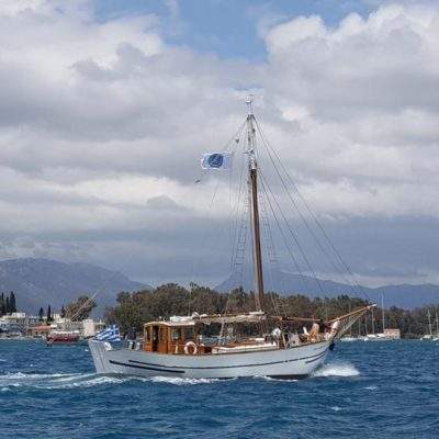 Το πέραμα Παναγία Τήνου ναυπηγημένο από τους Μαυρίκους στη Σύρο το 1953